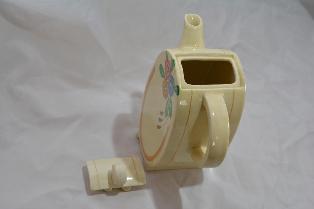 英国　クラリス・クリフ作のコーヒーセット