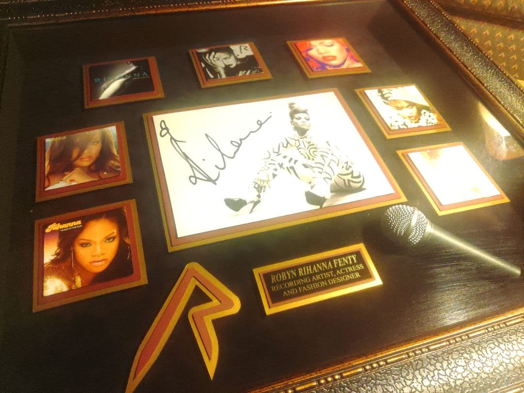 激レア　Rihanna サイン入りアートフレーム　リアーナ　希少　記念品