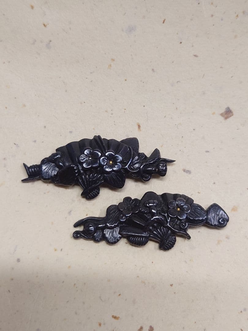 目貫、赤銅地に扇子に植物