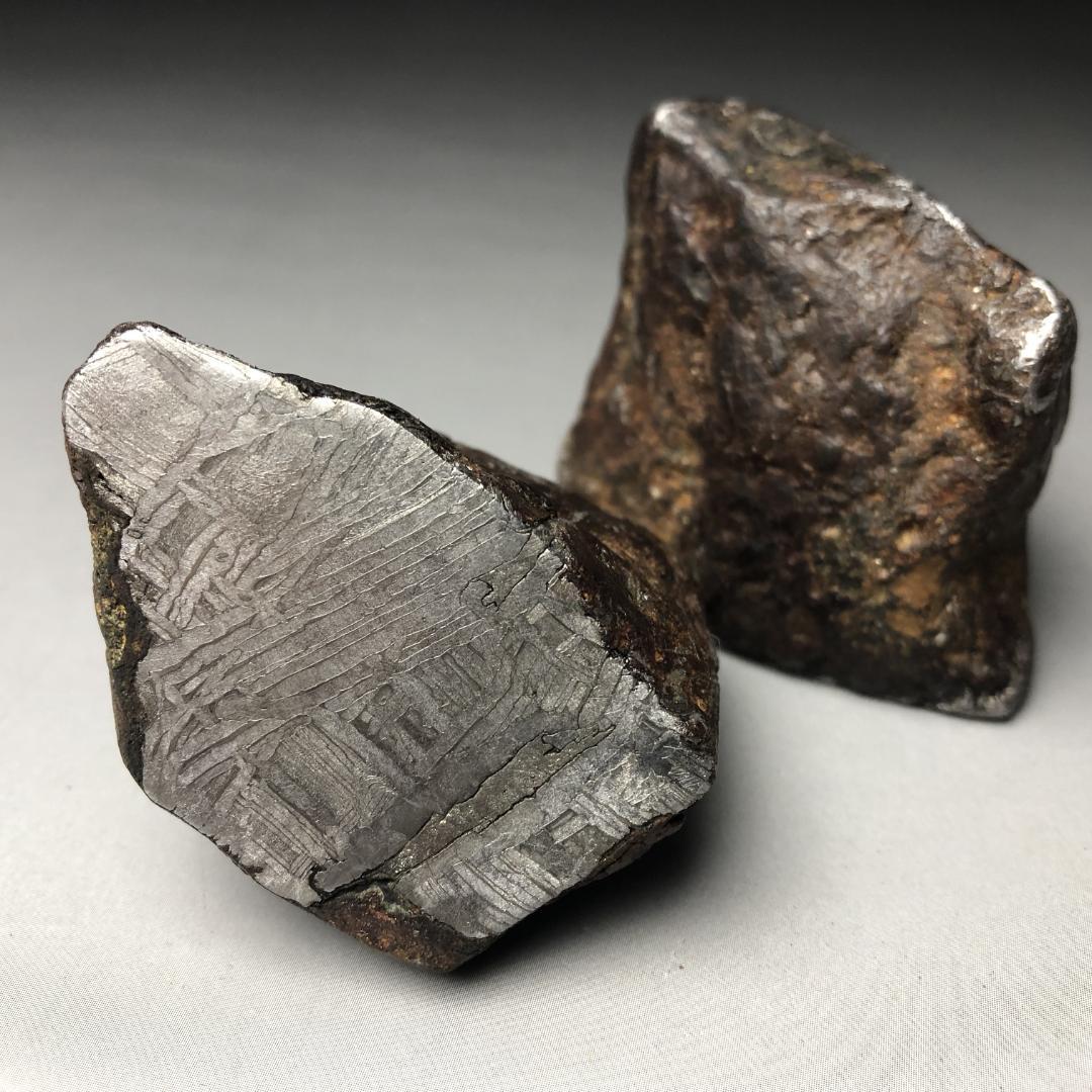 メ*8様 アルタイ隕石　 丸ごとカット鉄隕石　外皮付き隕石　原石　重さ約463ｇ