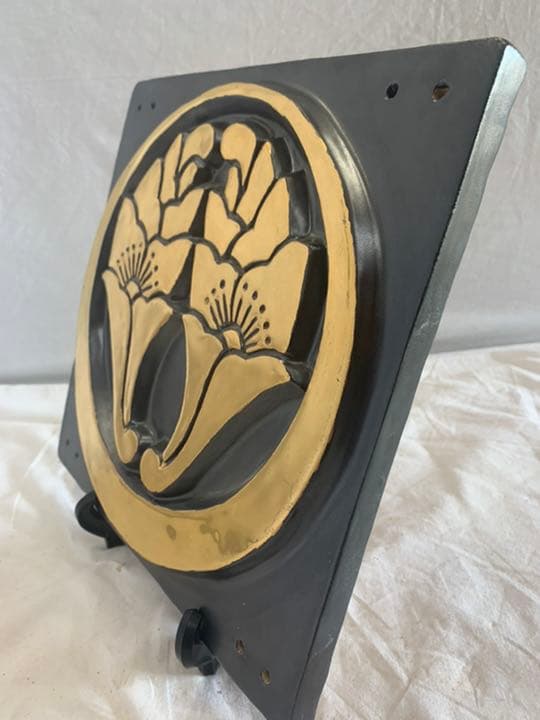 丸に抱き花杏葉　金焼物　家紋