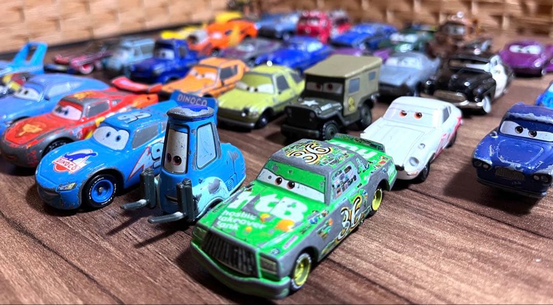 カーズ ミニカー セット 31台。まとめ売り。 レース兼収納ケース付き。
