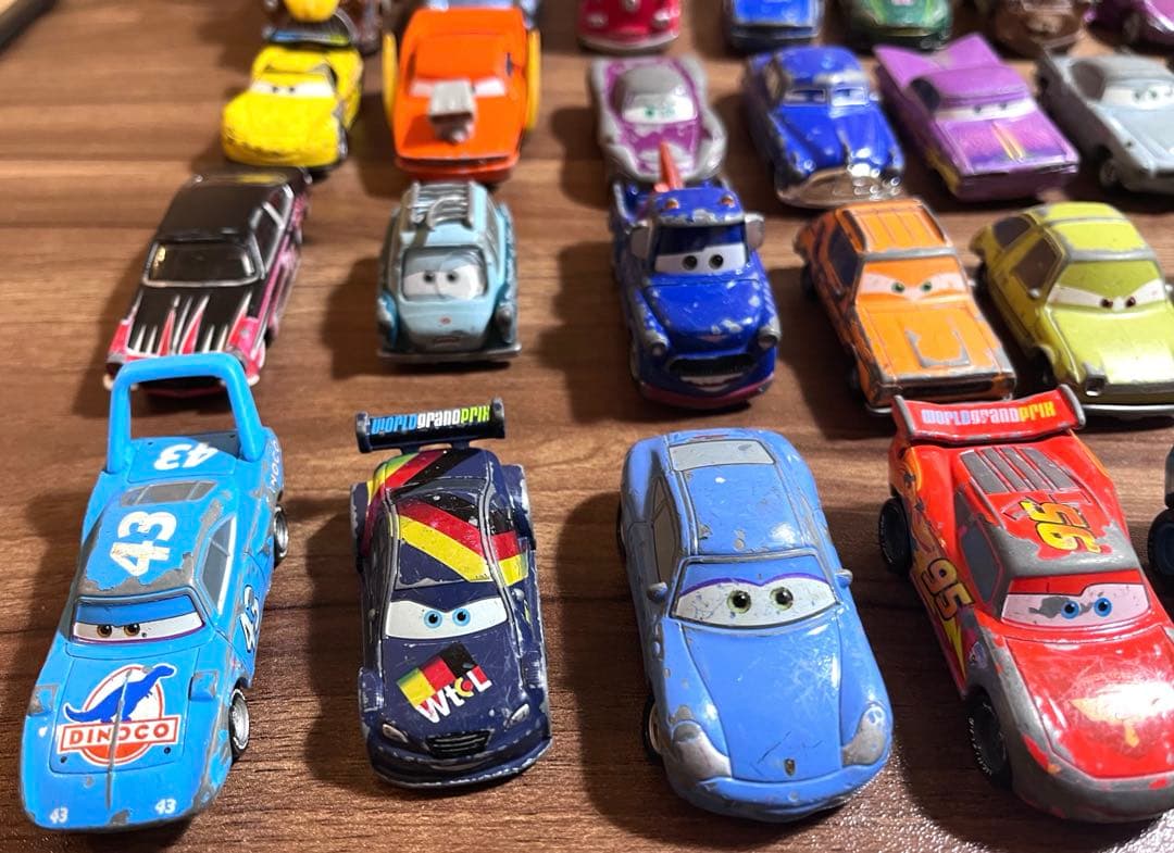 カーズ ミニカー セット 31台。まとめ売り。 レース兼収納ケース付き。