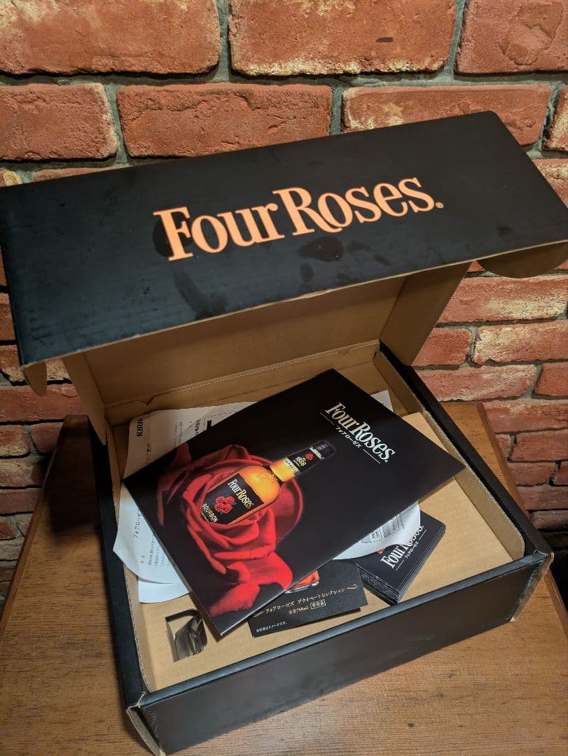 Four Roses バーボンウイスキーとグラスセット