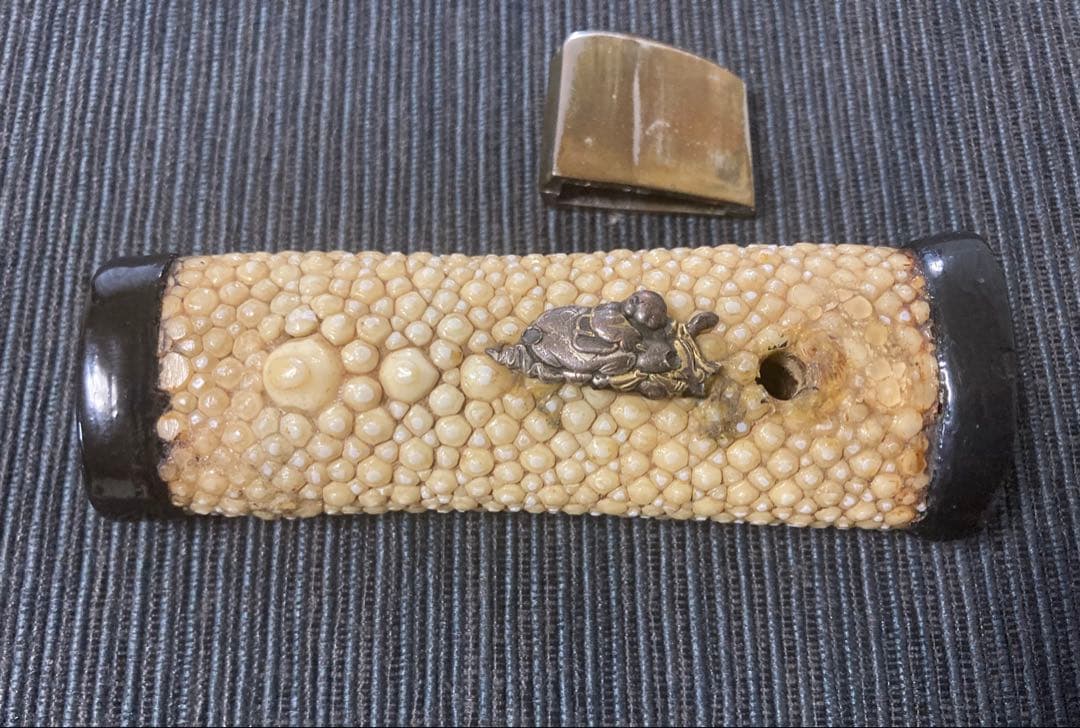 刀装具　短刀柄前　出目貫拵え　布袋・福禄寿図(上作) (江戸時代)