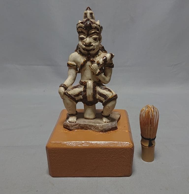 コレクター収集品　タイ　スワンカローク　コウノイ窯　白濁鉄絵武人像