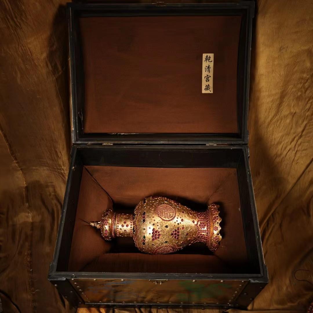 中国古美術・旧蔵鏨刻鎏金の宝石を嵌め花瓶・純銅・箱付き・高浮彫り・置物・文房具