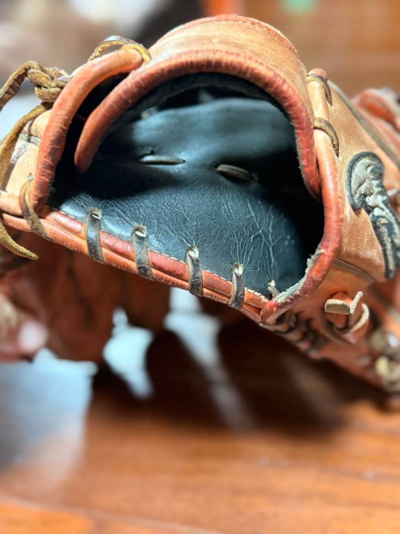 茶色の革製野球グローブ