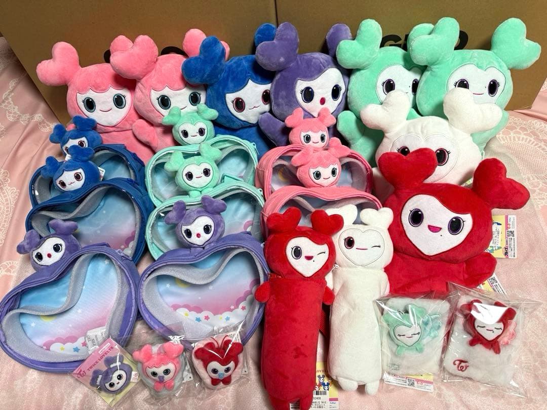 TWICELOVELYSぴょこきゅんバッグ ・のびふにゃポーチ他23点GIGO