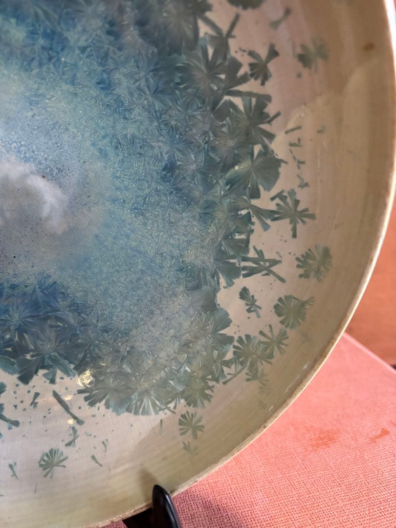 やまちゃん河井寛次郎作青白藁灰釉結晶文八寸三ツ足高台鉢　検水面に降った初雪