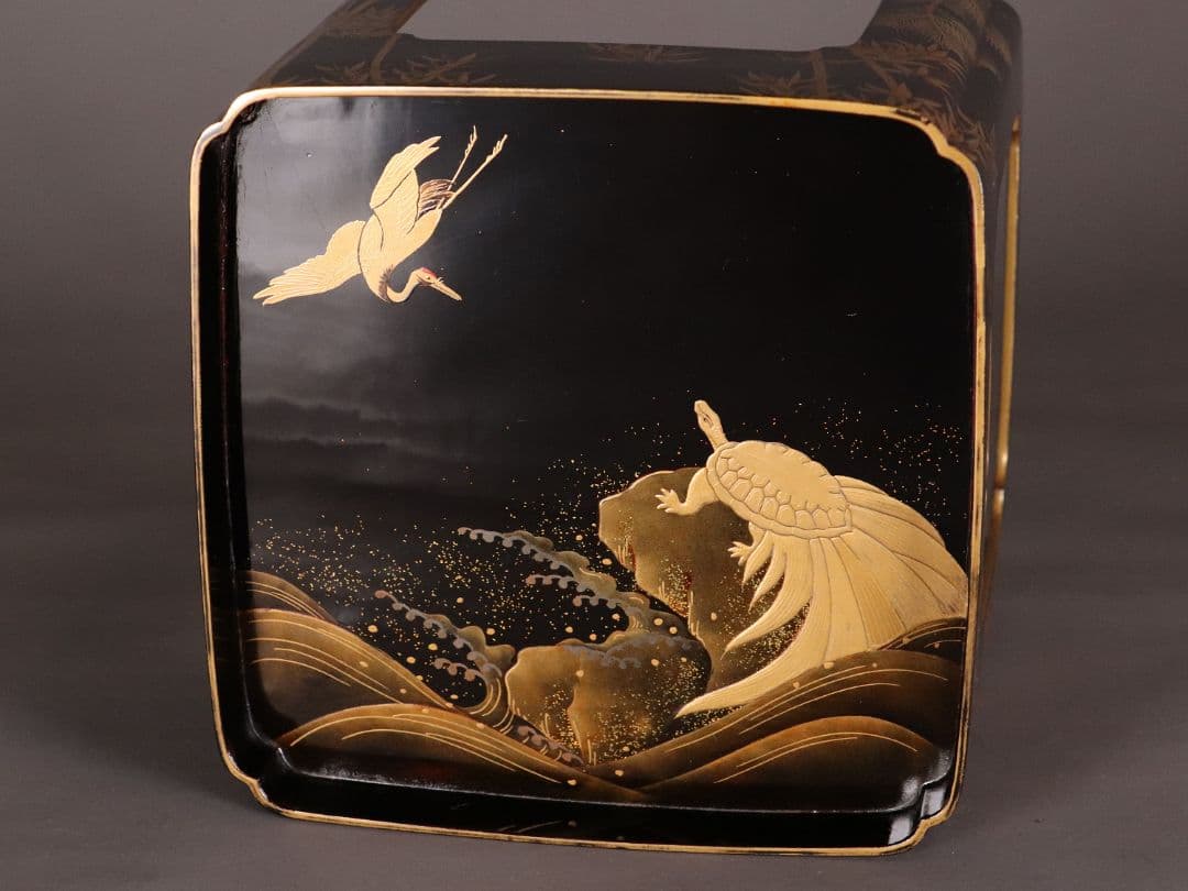 時代木製漆器 宝尽くし 朱塗三ッ組杯 鶴亀松竹梅 黒高台 金蒔絵 MA342