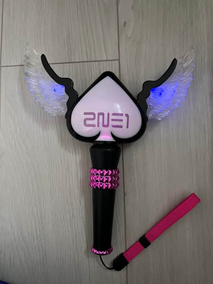 2NE1 ペンライト 翼付きハート型