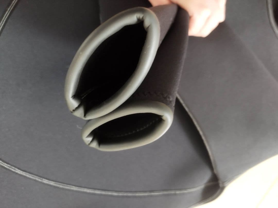 ウェットスーツ 稲妻ロゴ付き