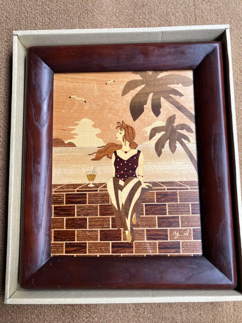 木製モザイクアート 女性と海の風景