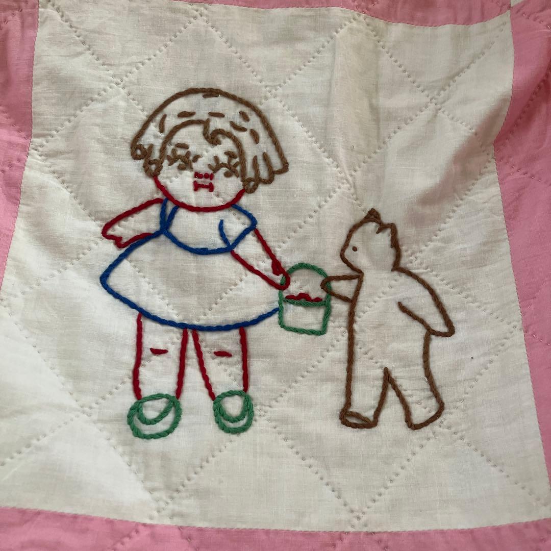 ビンテージ刺繍キルト(スーちゃん他) 172×180位　刺繍部分20角×32個