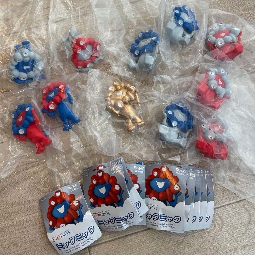 海洋堂ガチャガチャ　ミャクミャク　ゴールド・寝ころび・おすわり・立ち姿　11個