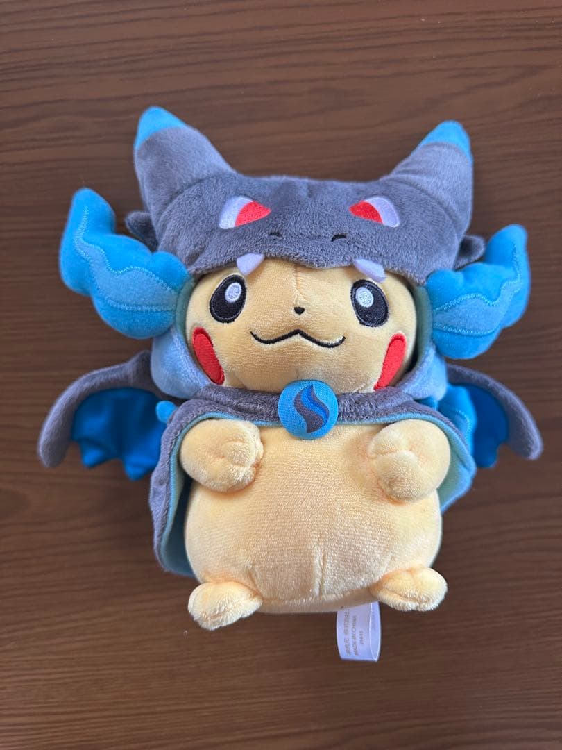 メガリザードンXのポンチョを着たピカチュウ ぬいぐるみ