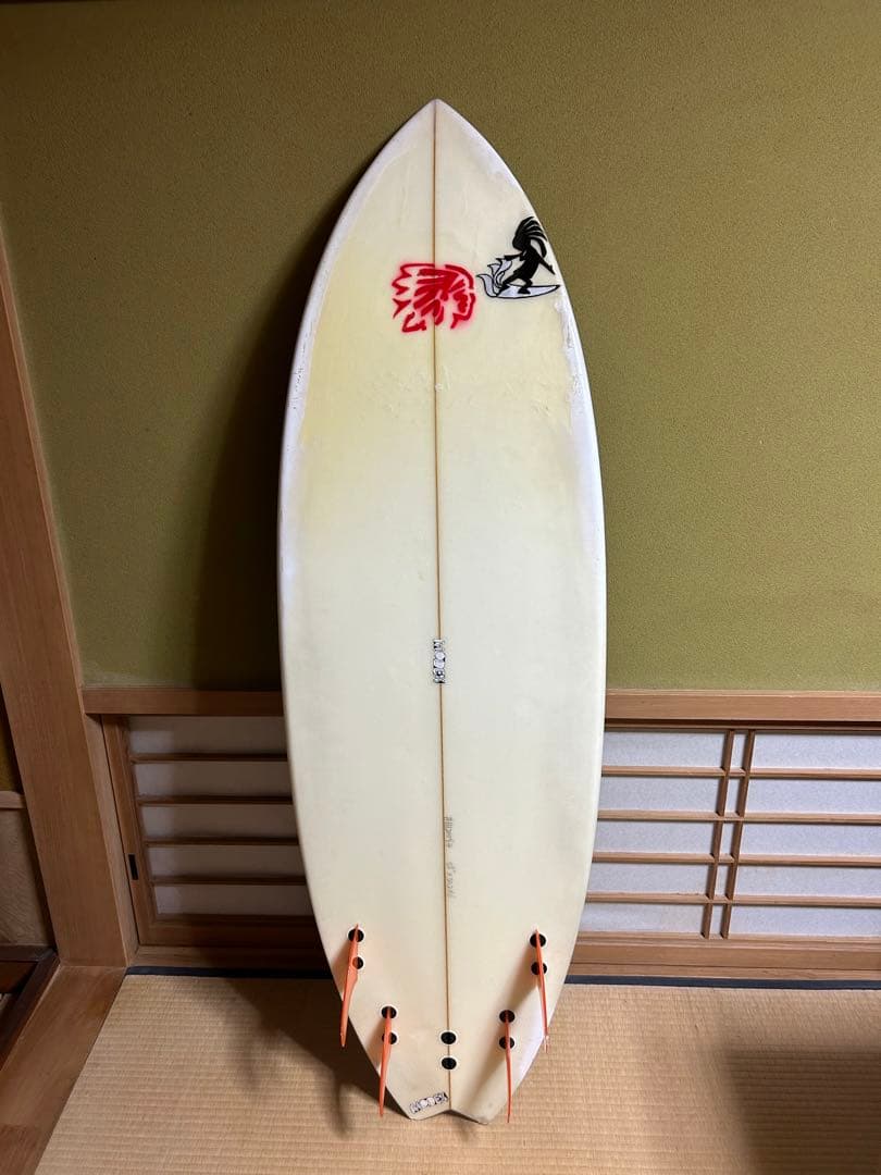 サーフボード 赤いインディアンロゴ クリーム色　5.6