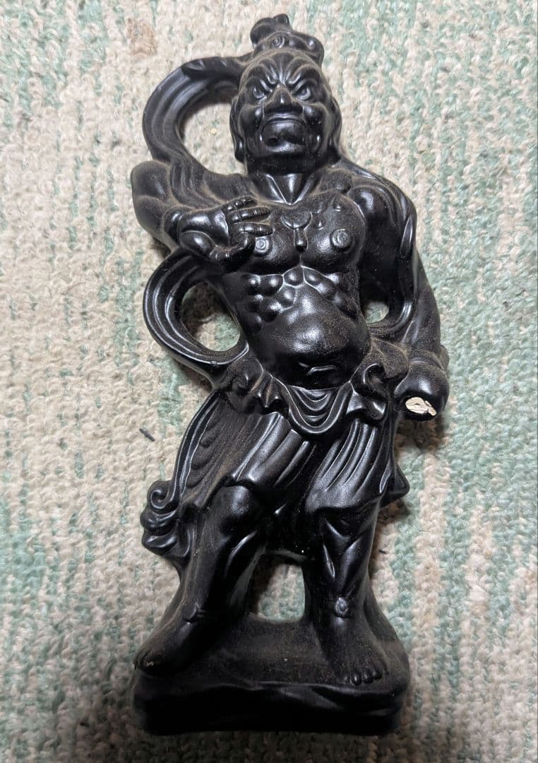 黒色の石材 神像