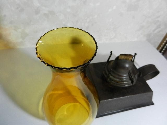 珍しい持ち手付き台形立方台座のアンティークオイルランプ