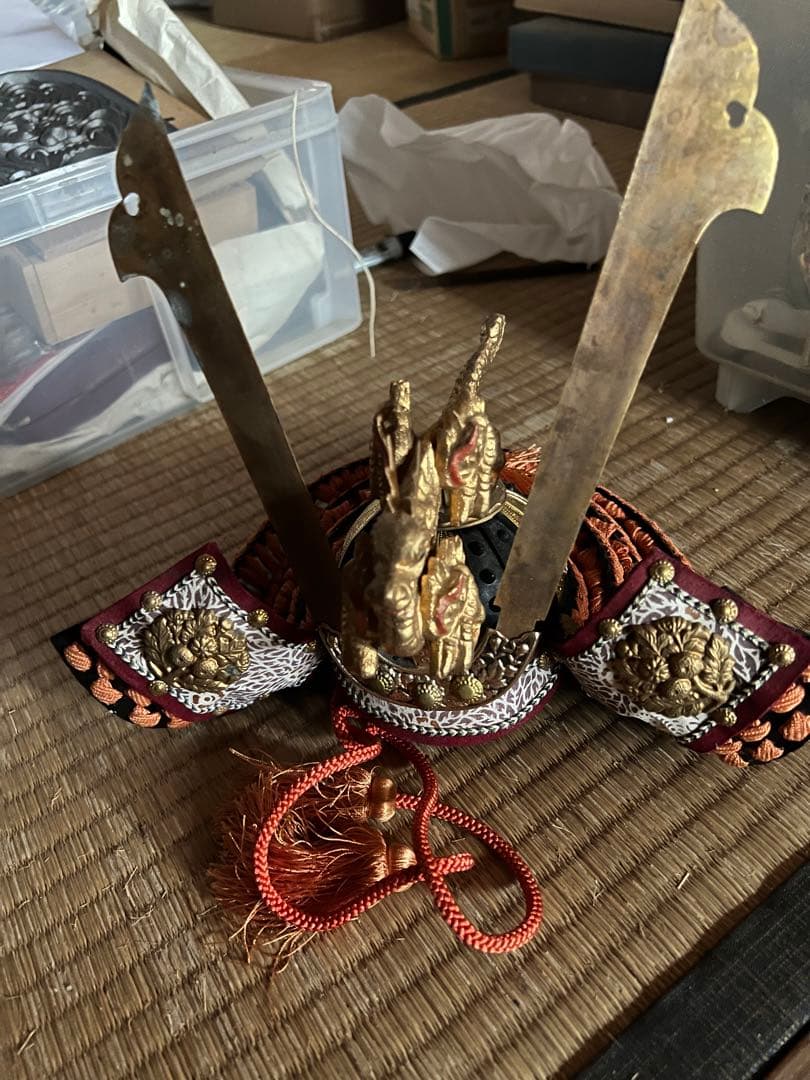 伝統的な武具 金色の兜