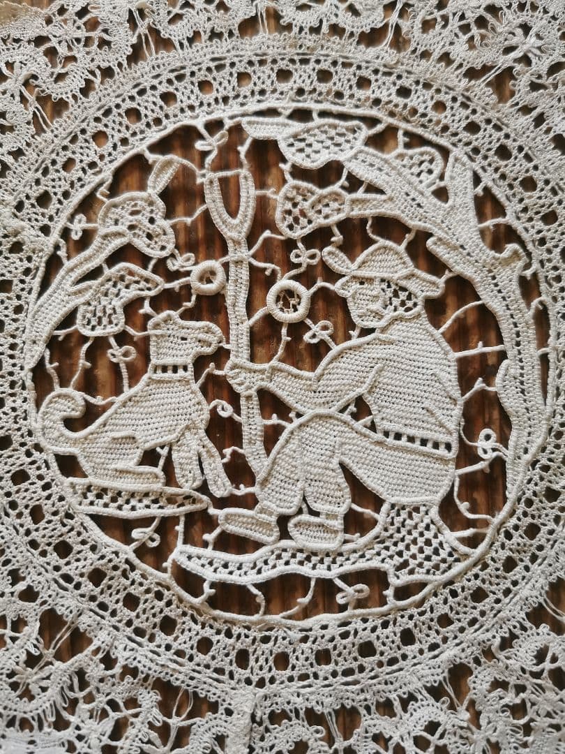 アンティーク ポワンドヴェニス 見つめ合う犬と人 美しいニードルレースドイリー