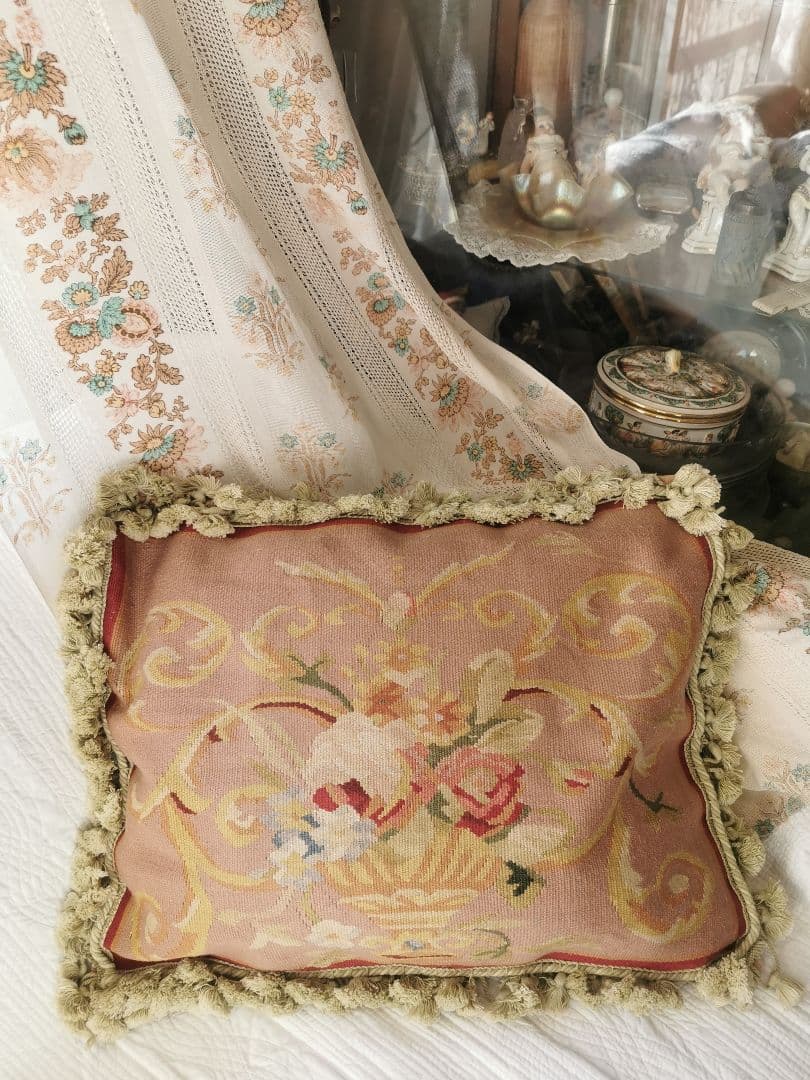 アンティークフランス オービュッソン織 花器モチーフ タッセル付クッションカバー