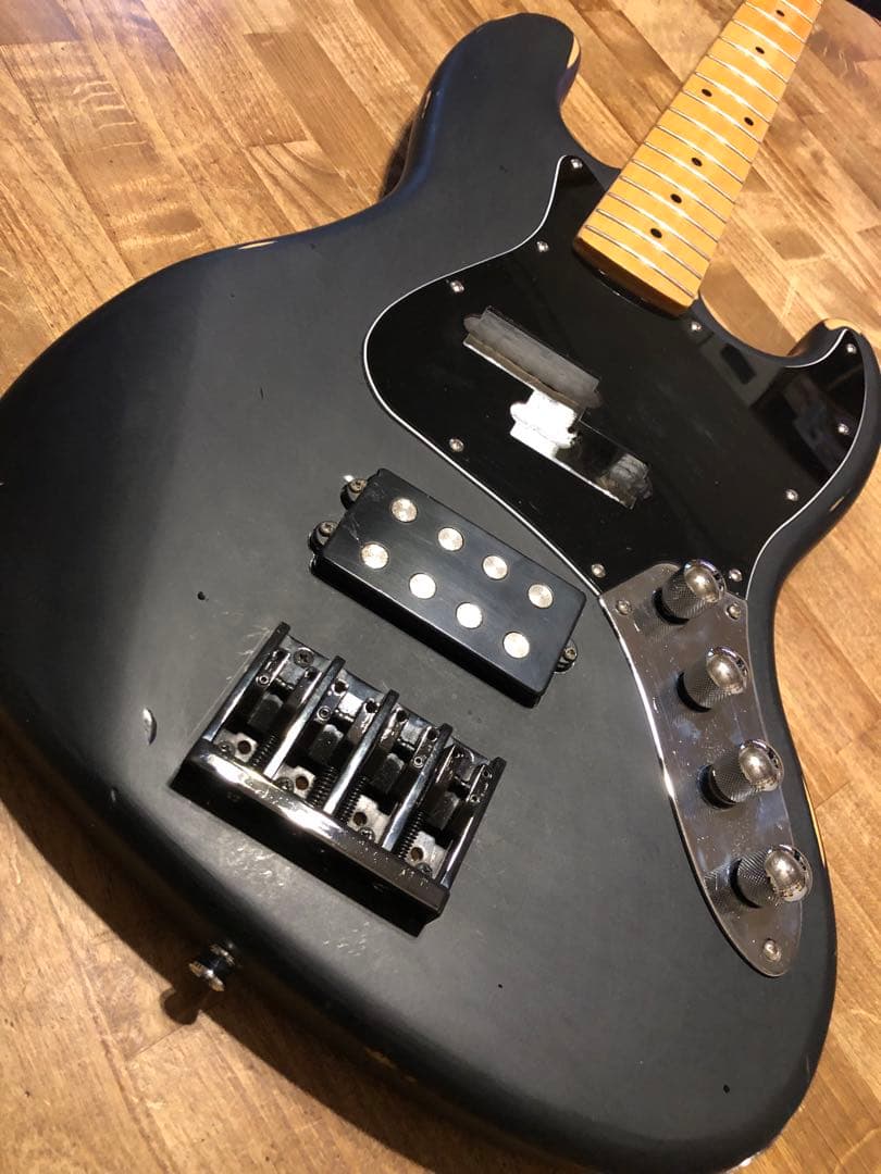 マットブラックのベース