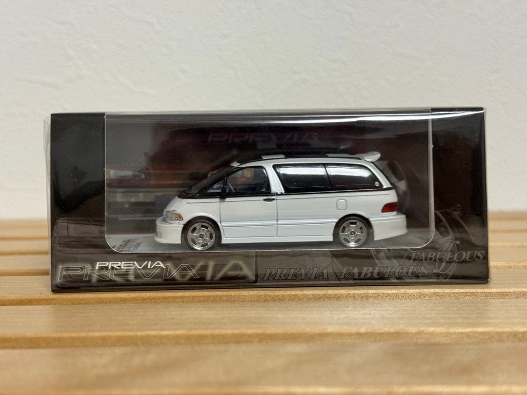Fabulous 1/64 toyota previa (白)