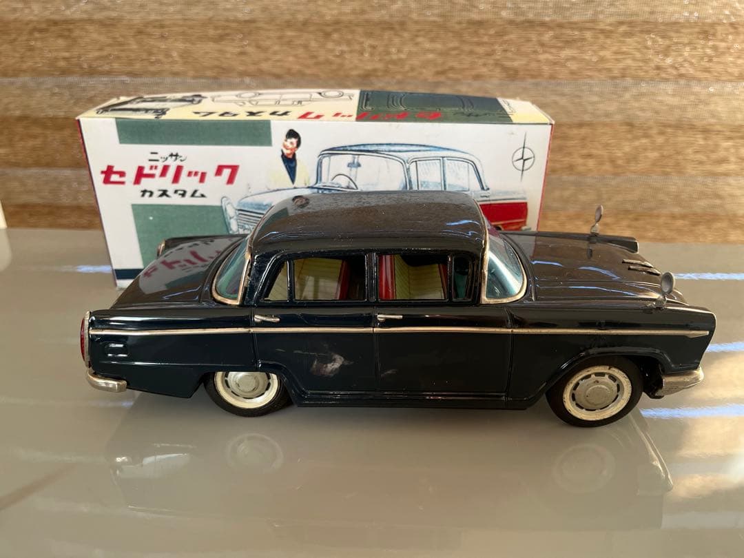 ブリキのニッサン セドリック