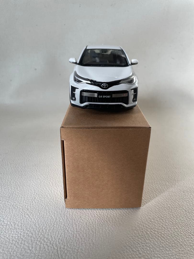 トヨタ C-HR GRスポーツ ① 070 ホワイトパールクリスタルシャイン