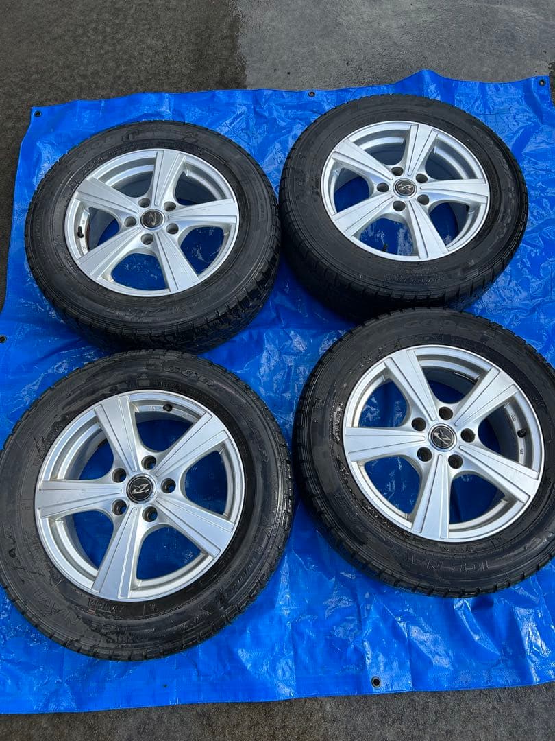 スタッドレスタイヤ、ホイールセット　16インチ　クラウン、ミニバン等に