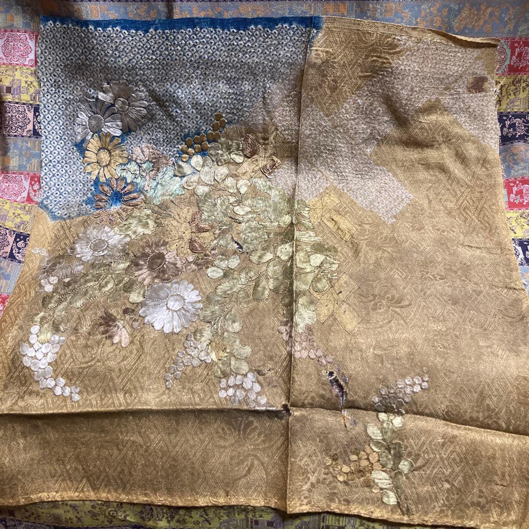 安土桃山時代　古絹布　実寸35.5×35.5cm額縁26×32枠内15×21cm