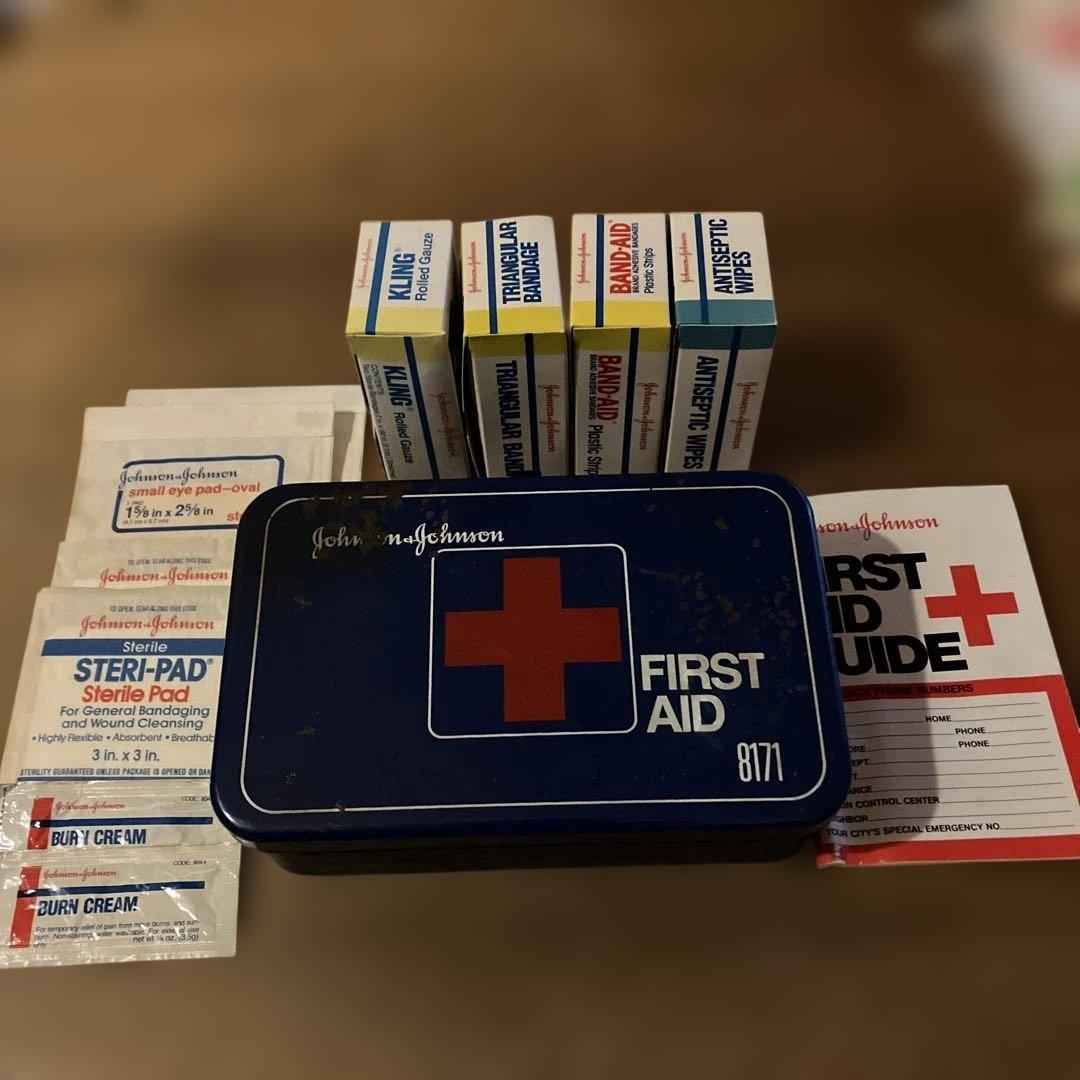 ビンテージJohnson&Johnson FIRST AID 8171 金属缶