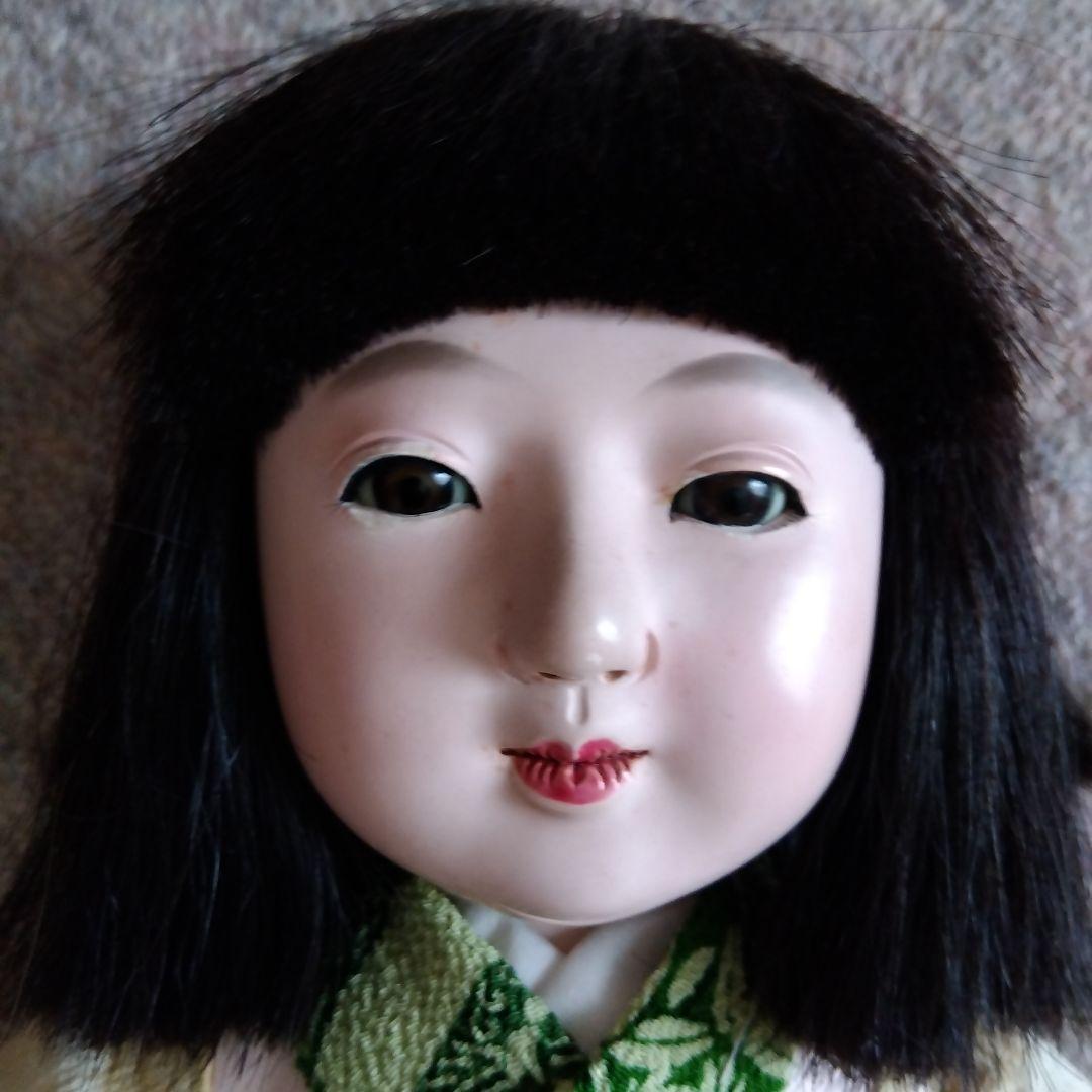 市松人形 微笑み 緑色の衣装