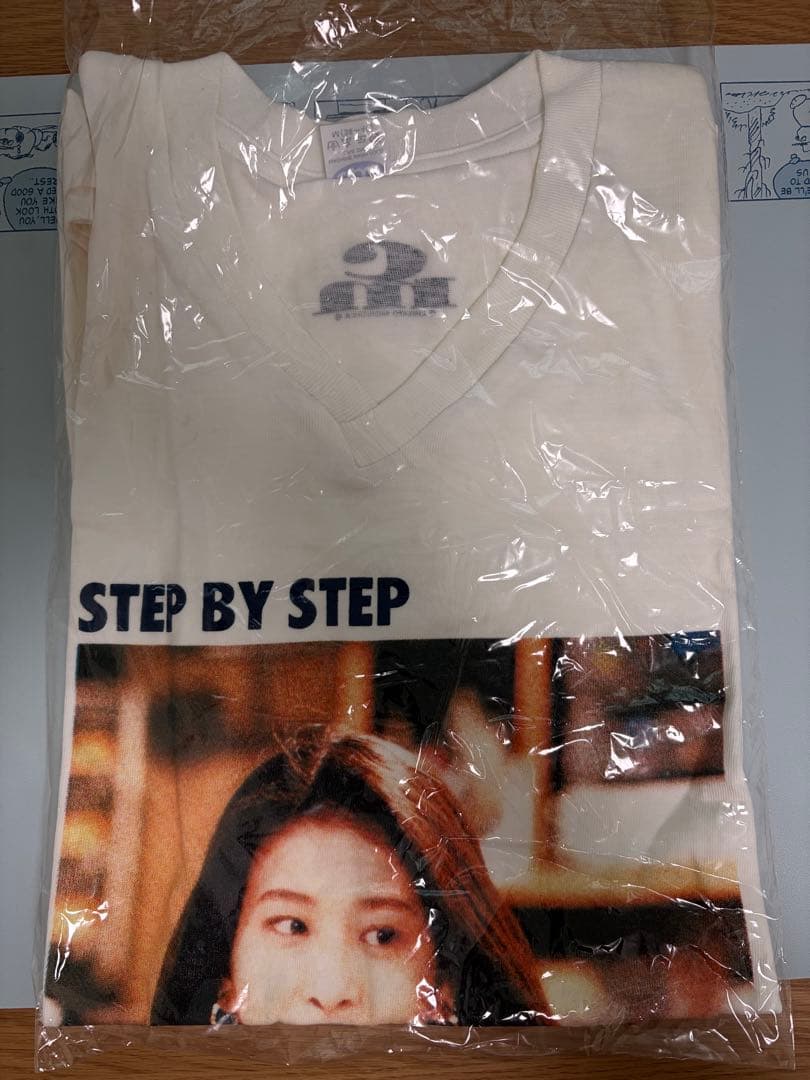 STEP BY STEP VネックTシャツ