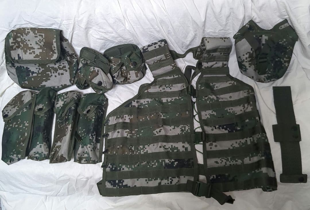 06式通用単兵携行具　中国人民解放軍タクティカルベスト　ポーチ多数あり　中国軍