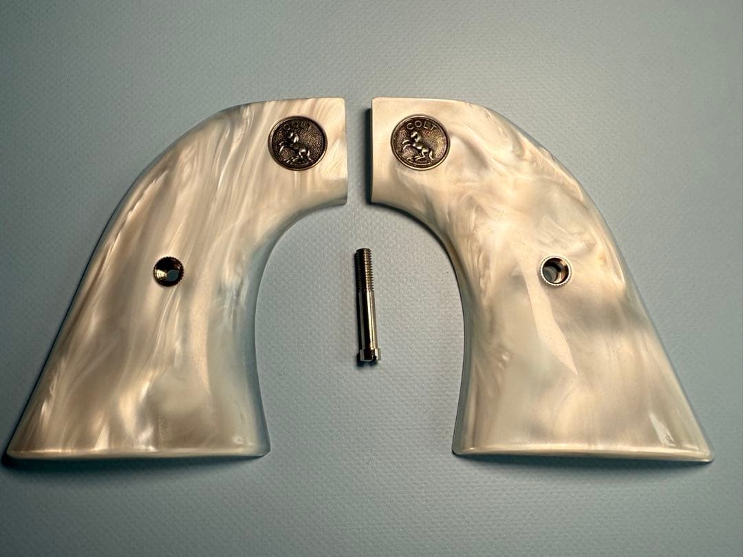 六研製タナカSAAガスガン用パール調グリップ純銀メダリオン付