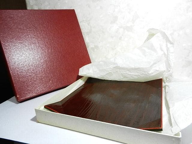 「隅折木製漆器四方盆」（茶道具菓子器？、およそ一辺２２㌢、重さ１３５ｇ）」