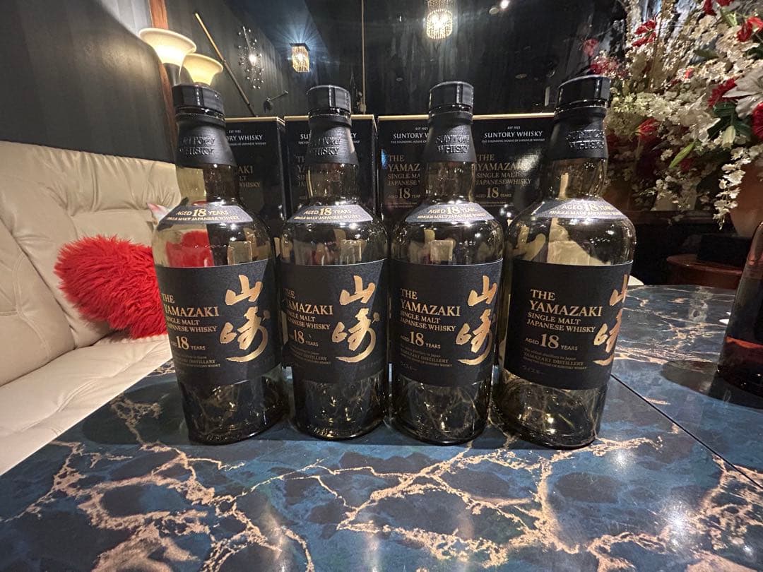 山崎18年のシングルモルトウイスキーの空き瓶、箱付き