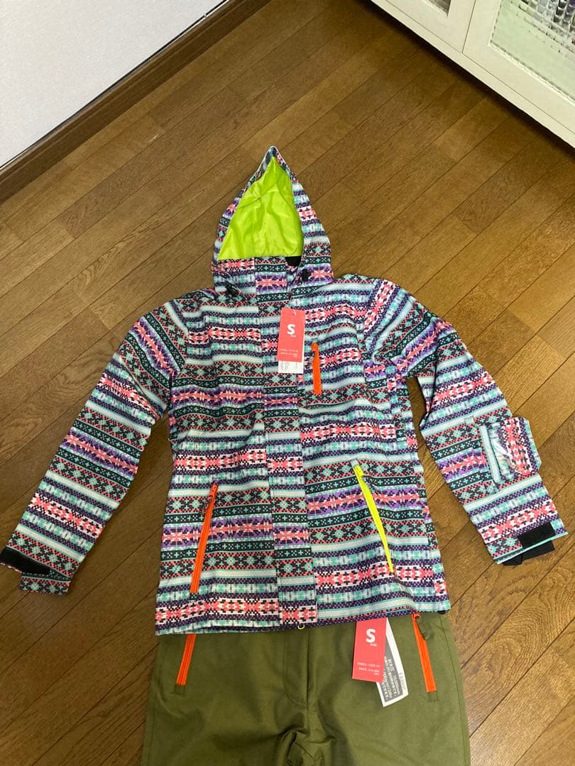 新品スノボウェア　レディースＳサイズ