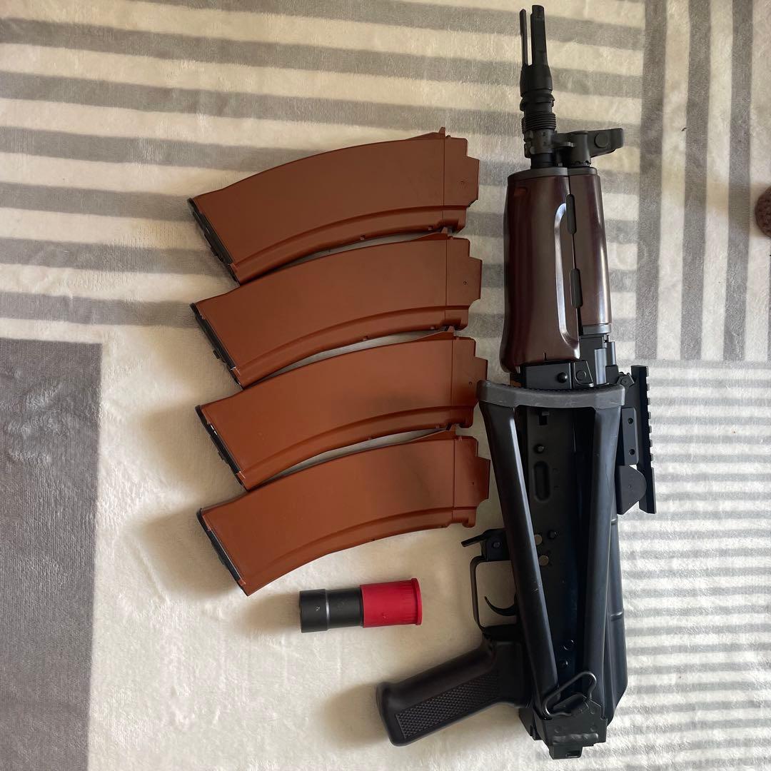 次世代電動ガン ブラック/ブラウン 4本マガジン付き　スコープ付き