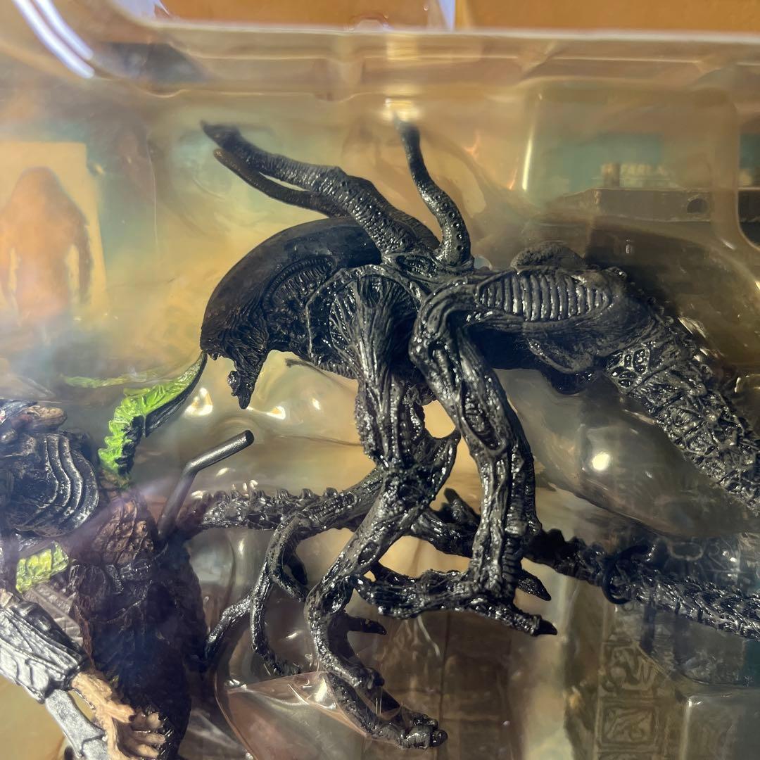マクファーレントイズ　AVP ジオラマ　エイリアン　プレデター　フィギュア