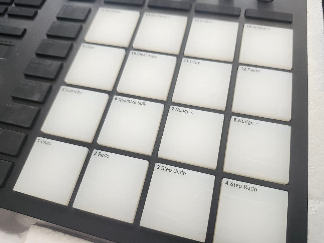 MASCHINE MK3 (専用スタンド付・説明書無し)