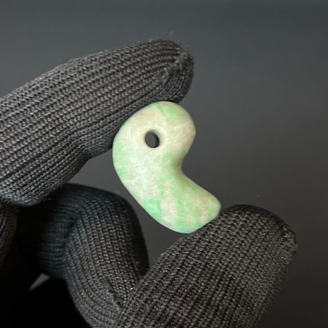 極上 縄文時代 本翡翠（硬玉） 勾玉 奈良県伝承出土 玉擦れ痕あり 古代装身具