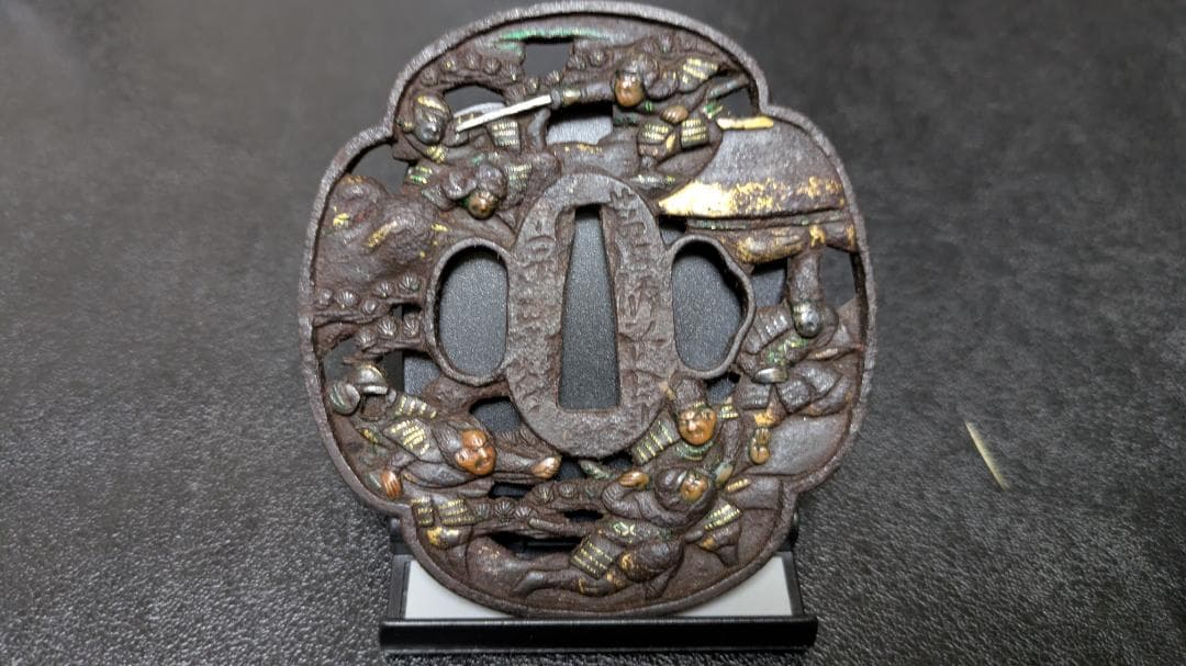 銘：江州彦根住藻柄子宗典製 武者合戦図 鉄鍔