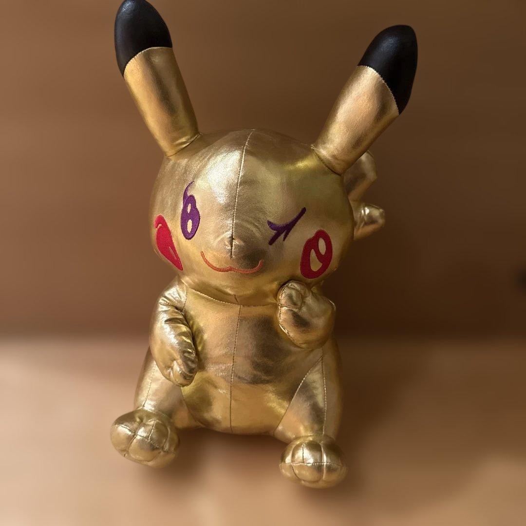 「シュウ ウエムラ × ピカチュウ」コラボぬいぐるみ（未使用・タグ付き）