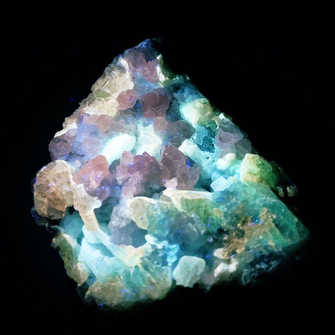 ライラックカラースピネル母岩付き特大標本194g