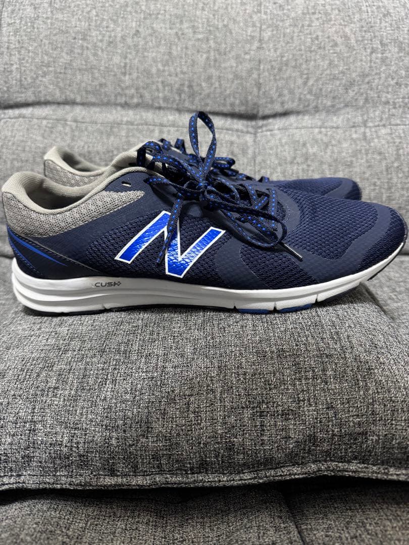 【ほぼ新品】ニューバランス　ランニングシューズ