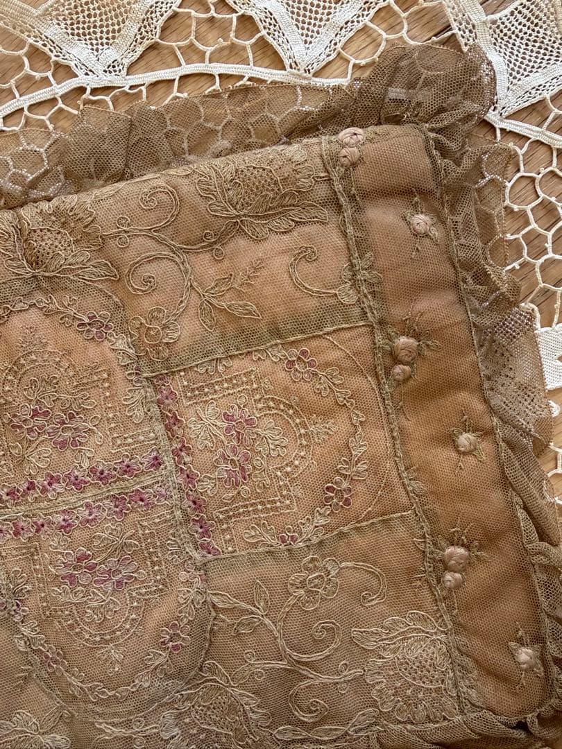 フランスアンティーク小さなバラ刺繍にレースが見事なハンキーケース